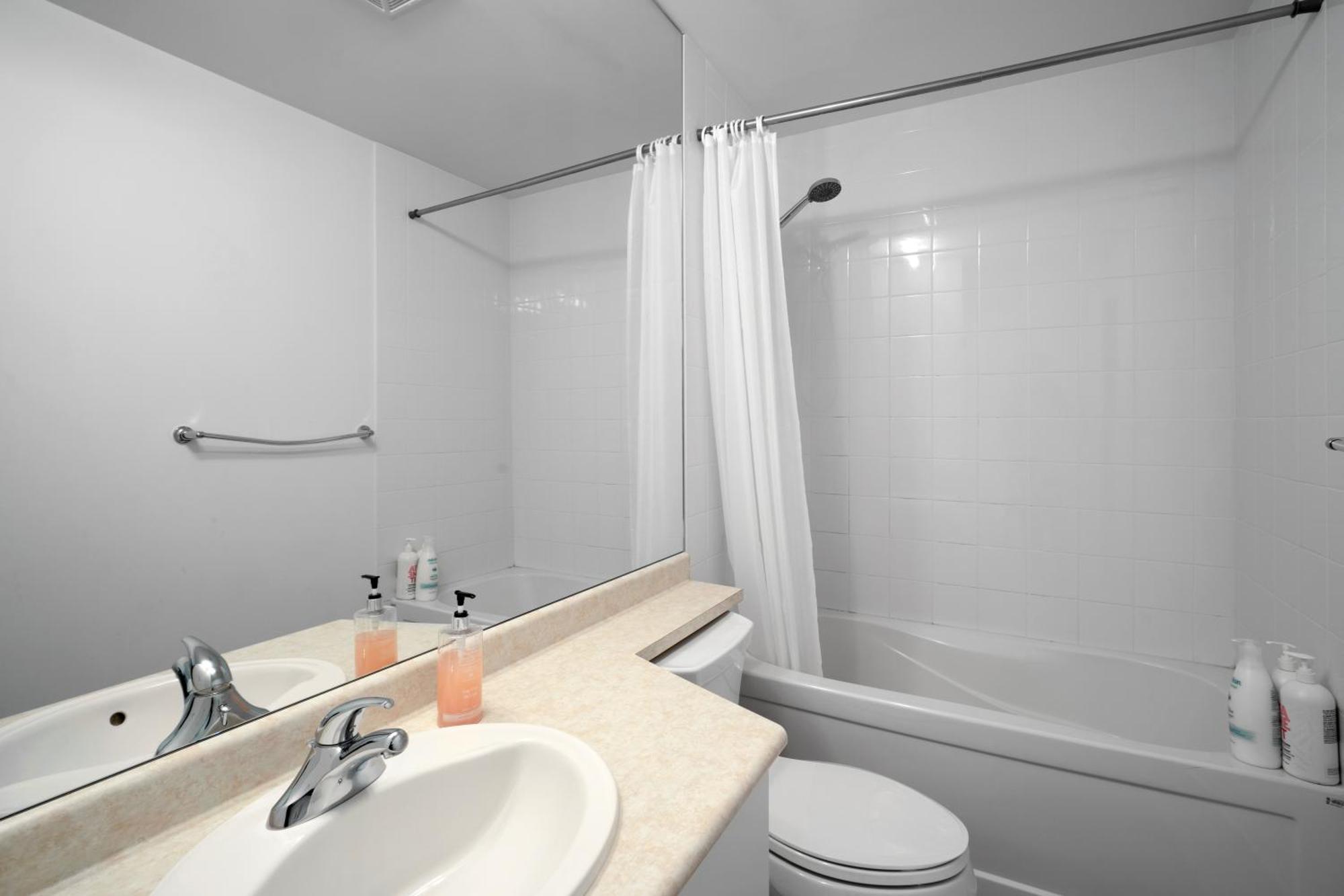 Downtown Toronto 1 Bdrm Condo With Parking And Views المظهر الخارجي الصورة